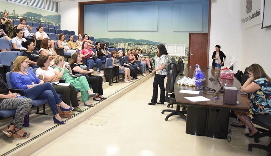 Foto de mulheres assistindo palestras