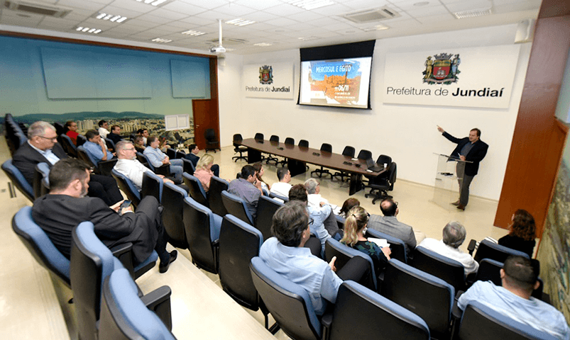 Auditório ocupado durante evento Auditório ocupado durante evento