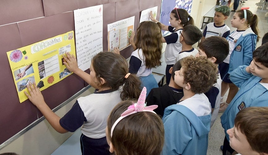 Foto de crianças em mural de escola