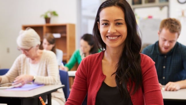 Pessoas adultas em sala de aula, ilustrando o EJA promovido pela Sesi Jundiaí.