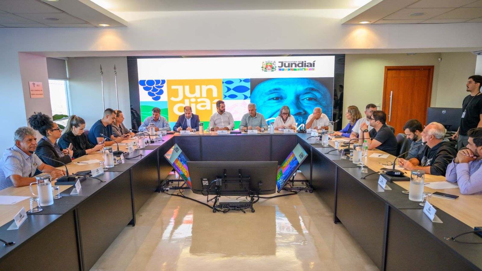 Autoridades de Jundiaí durante reunião.