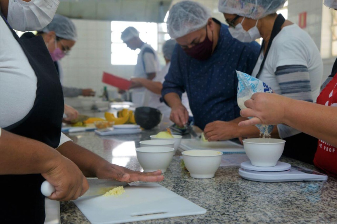 Curso de Auxiliar de cozinha Curso de Auxiliar de cozinha
