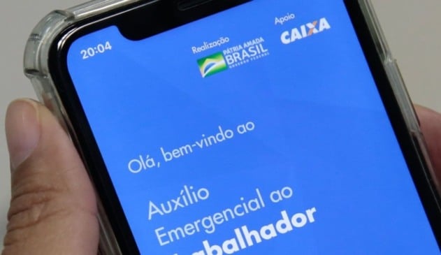 Foto da tela de celular na página do auxílio emergencial