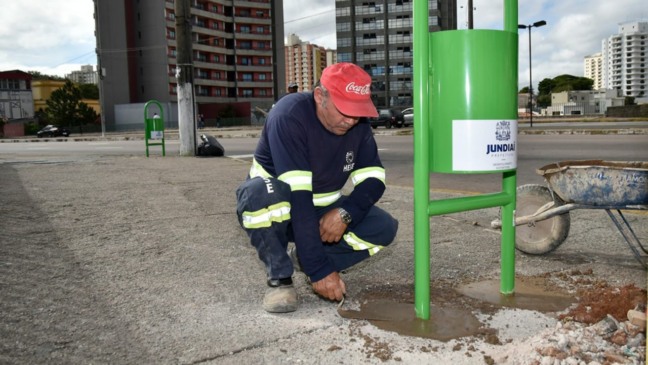 Profissional instalando lixeira em Jundiaí.