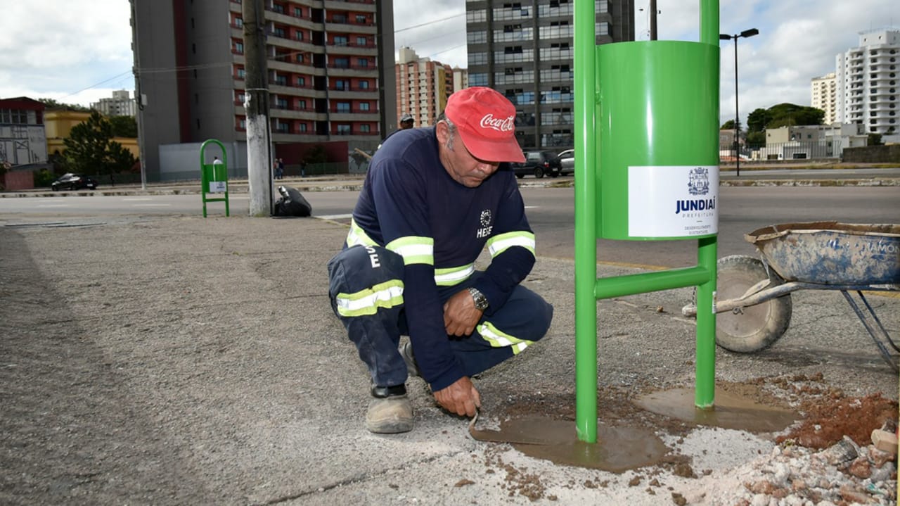 Profissional instalando lixeira em Jundiaí.