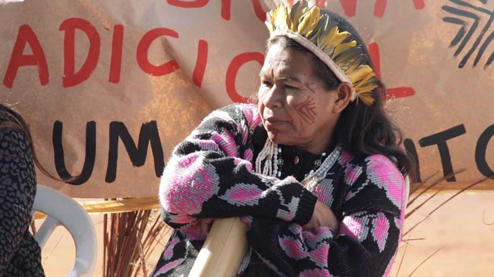 Cena do documentário Ava Kuña, Aty Kuña: mulher indígena, mulher política.