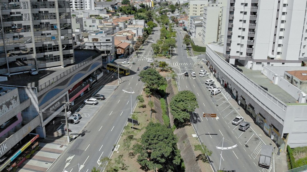 Avenida Nove de Julho, em Jundiaí Avenida Nove de Julho, em Jundiaí
