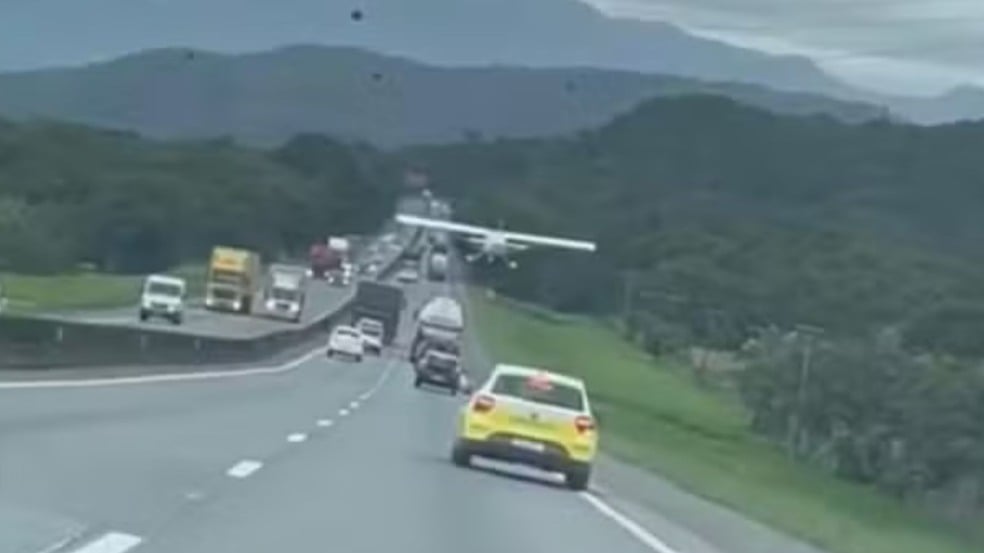 avião pousa no meio da br em sc