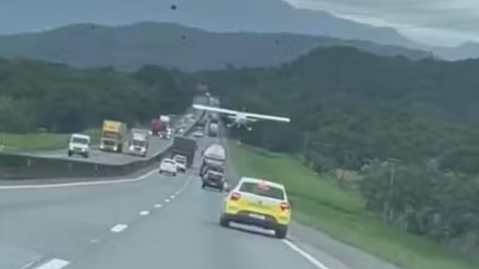 avião pousa no meio da br em sc