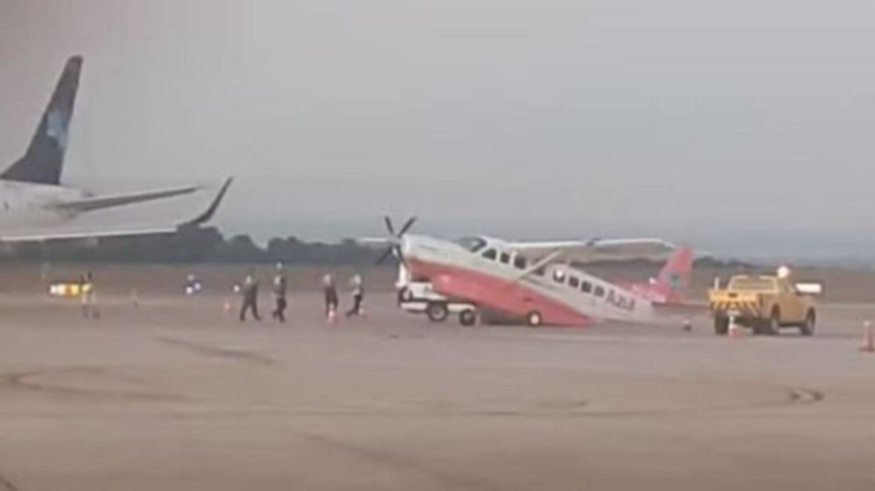 Avião da azul "empinando" em pista.