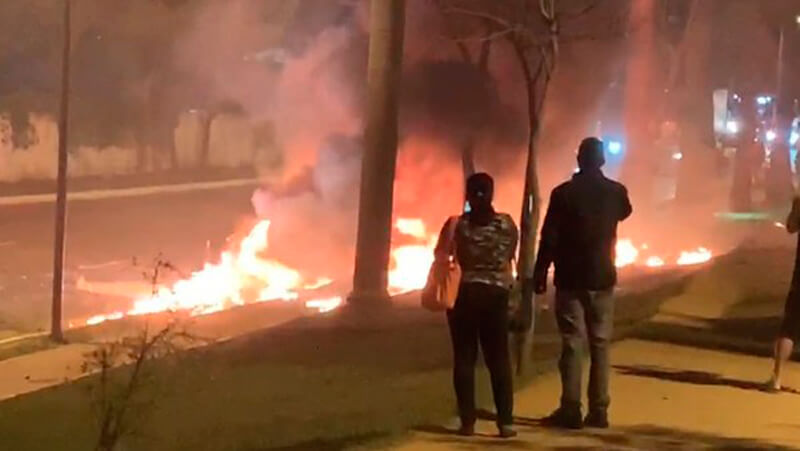 Pessoas filmam avião pegando fogo
