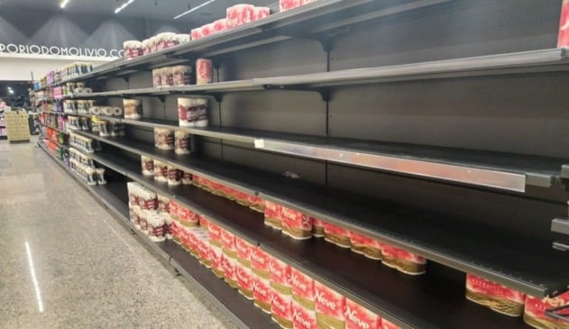 Foto de prateleiras vazias de supermercados