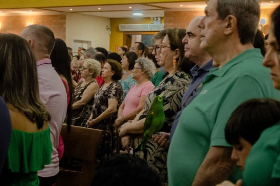 Papagaio assiste missa de Natal na paróquia do Eloy Chaves, em Jundiaí