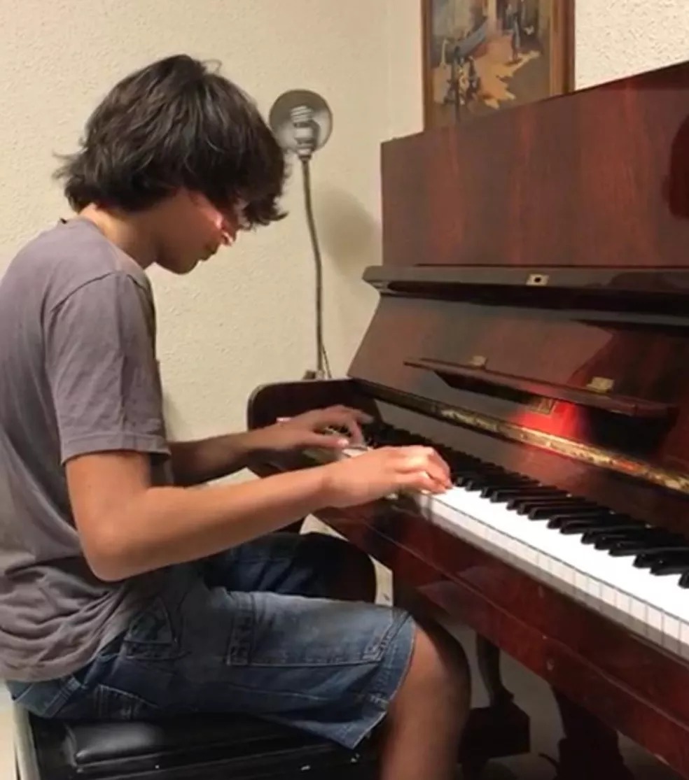 Raul tocando o seu piano