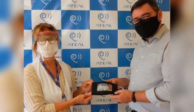 Mulher recebendo máscara de homem