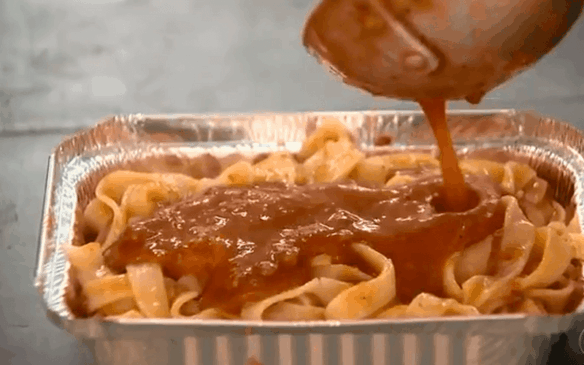 Macarrão com molho em travessa