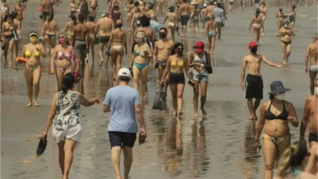 Foto de banhistas em Baixada Santista no sábado (12)