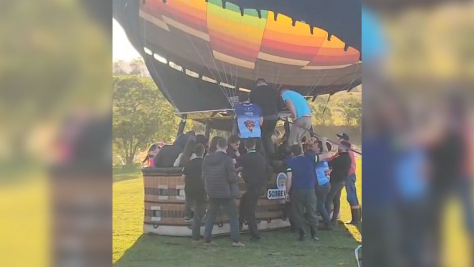 Pessoas entrando em balão