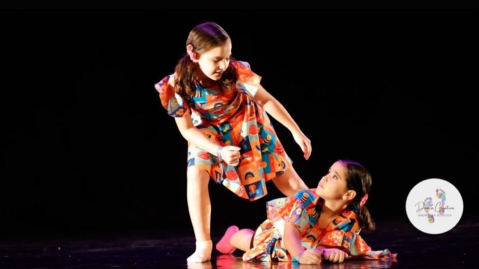 Foto de crianças performando.
