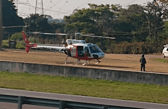 Helicóptero da PM fez o resgate. (Foto: Erinaldo Rocco/Reprodução G1)
