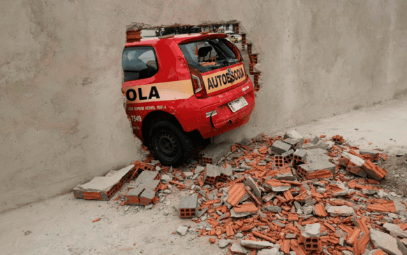 Essa é a terceira vez em 40 dias que um motorista bate em um dos muros da área de testes. (Foto: Divulgação Detran/G1 Paraná)