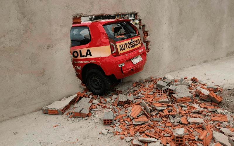 Essa é a terceira vez em 40 dias que um motorista bate em um dos muros da área de testes. (Foto: Divulgação Detran/G1 Paraná)