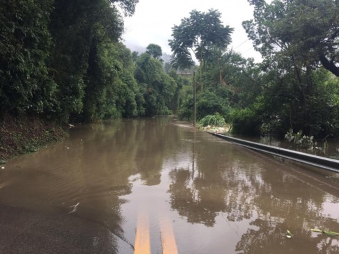 rua alagada por água da chuva