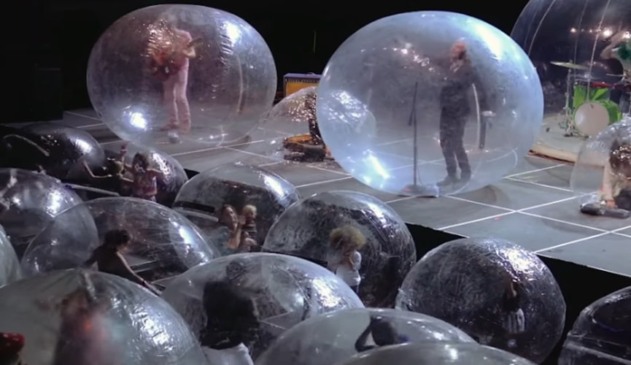 Foto de pessoas dentro de bolhas de plásticos