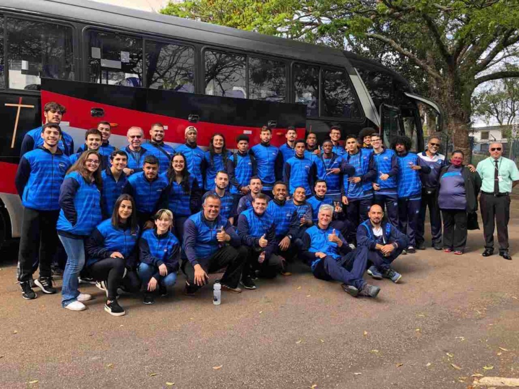 Atletas do basquete, handebol e karatê viajaram juntos na manhã desta terça-feira (4)