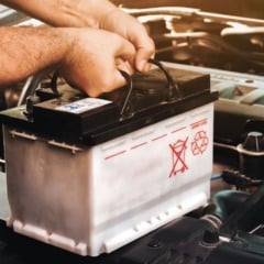 Mecânico realizando a troca de bateria.