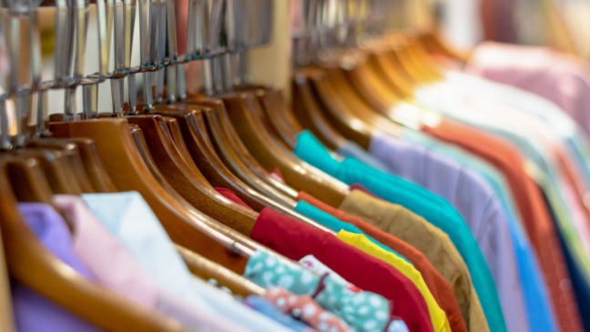 Arara com roupas penduradas