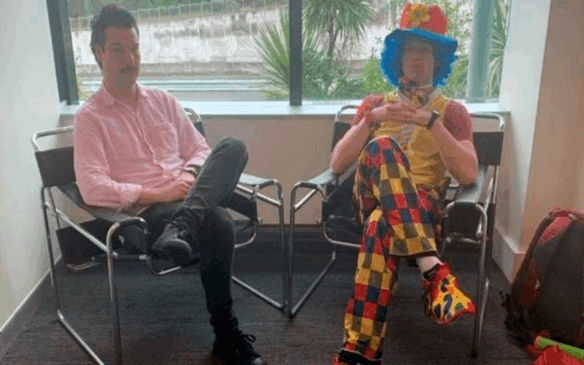 Josh recomenda a presença de um palhaço na reunião de demissão. "Se houver um palhaço disponível, especialmente Joe, eu definitivamente recomendo essa experiência". (Foto:  Josh Thompson/BBC)