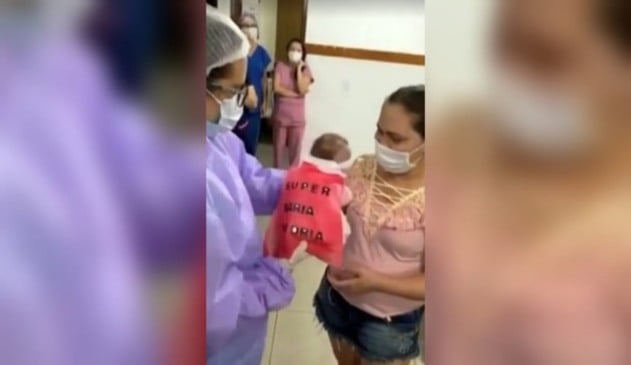 Foto de bebê com capa de super-herói