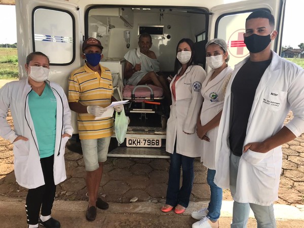 Foto de idoso saindo de ambulância