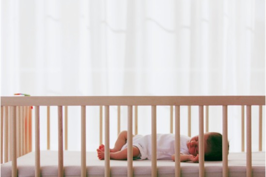 Maioria dos casos de morte súbita de bebês acontece em camas compartilhadas, diz estudo 