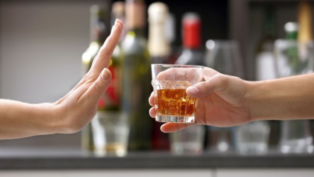 Mão recusando bebida alcoolica.