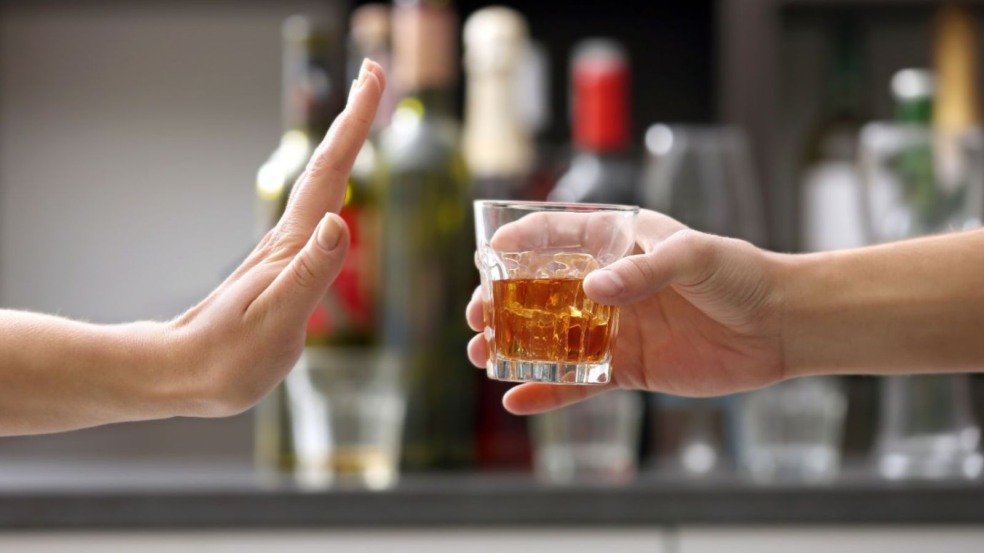 Mão recusando bebida alcoolica. Mão recusando bebida alcoolica.