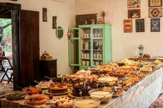 Mesa do café da manhã colonial da Bella Mattina. Foto: Bella Mattina/Divulgação