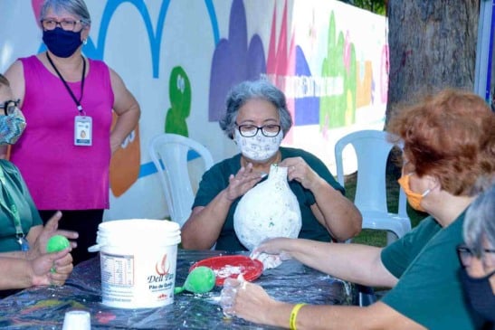 Idosas fazendo arte