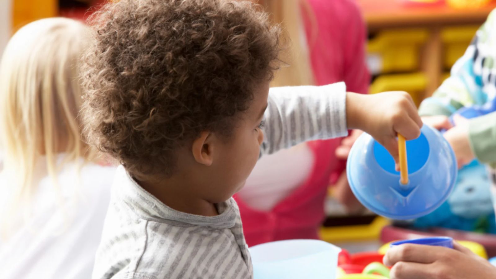 Criança em berçário municipal.