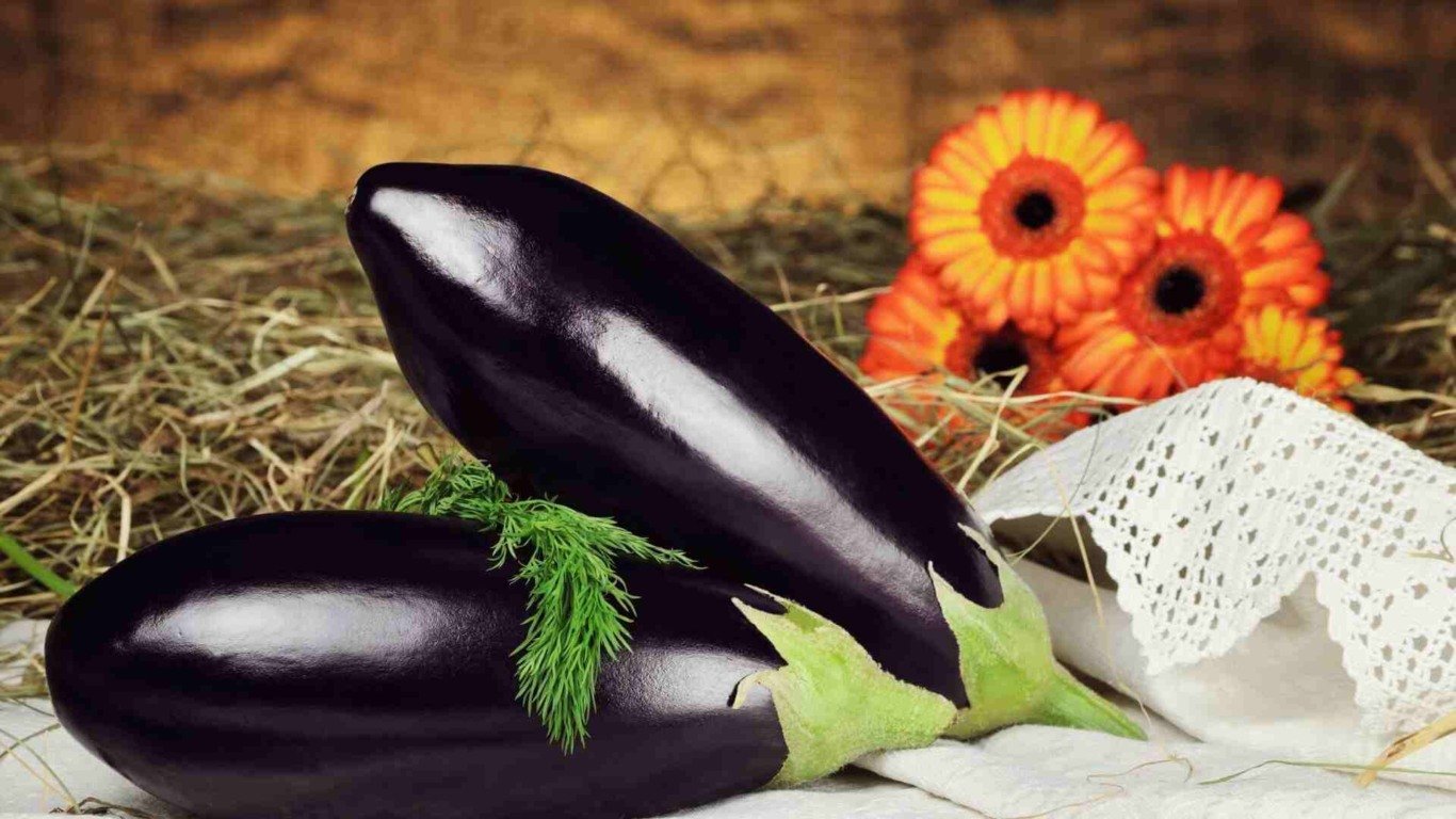 berinjelas e no fundo um girassol