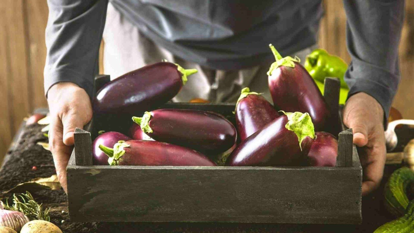 berinjelas em um caixote preto