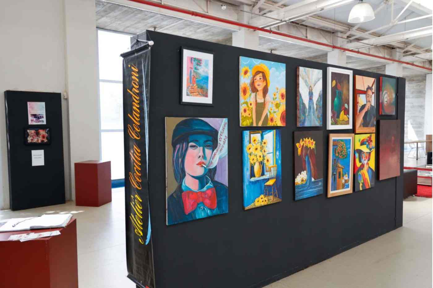 Exposição de pinturas coloridas no Espaço de Exposições Sônia Cintra, localizada na Biblioteca Municipal de Jundiaí.