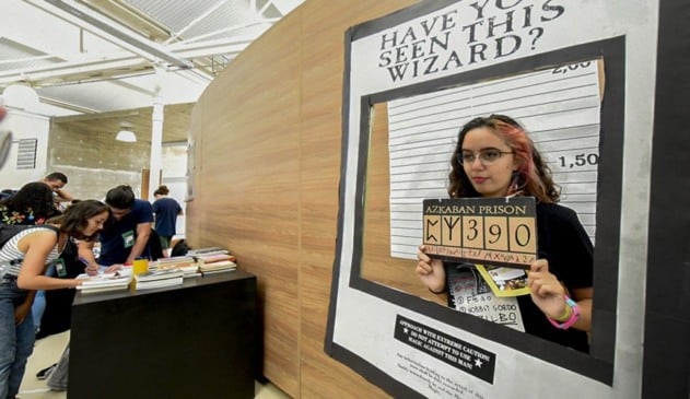 Foto de menina em mural