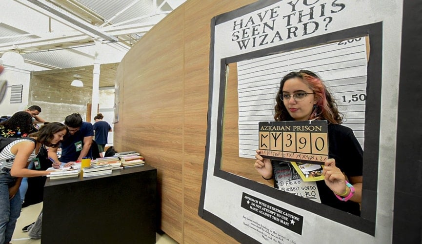 Foto de menina em mural