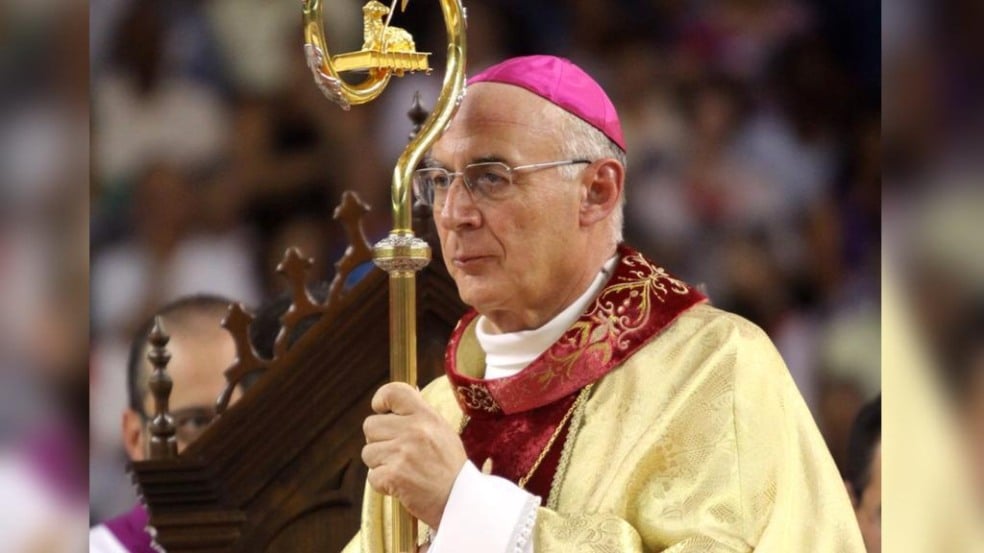 bispo de Jundiaí, Dom Vicente Costa, segura cajado durante missa