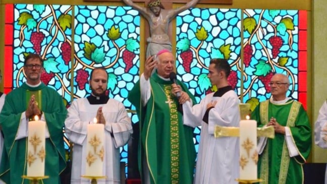 Bispo diocesano de Jundiaí, Dom Vicente, reza missa ladeado de padres da paróquia de Jundiaí