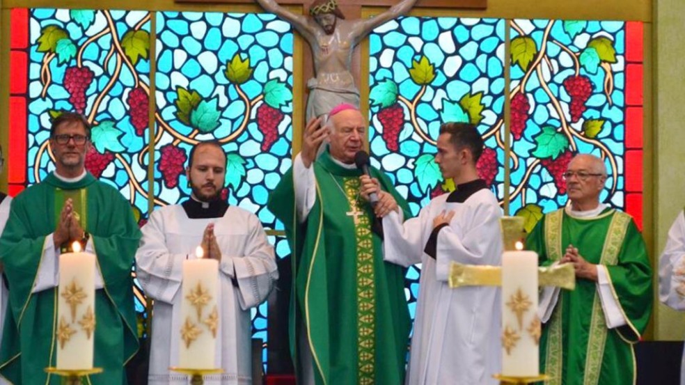 Bispo diocesano de Jundiaí, Dom Vicente, reza missa ladeado de padres da paróquia de Jundiaí