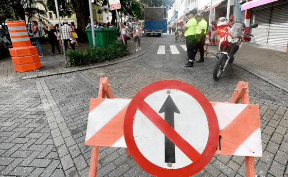 Rua com placa de proibida passagem