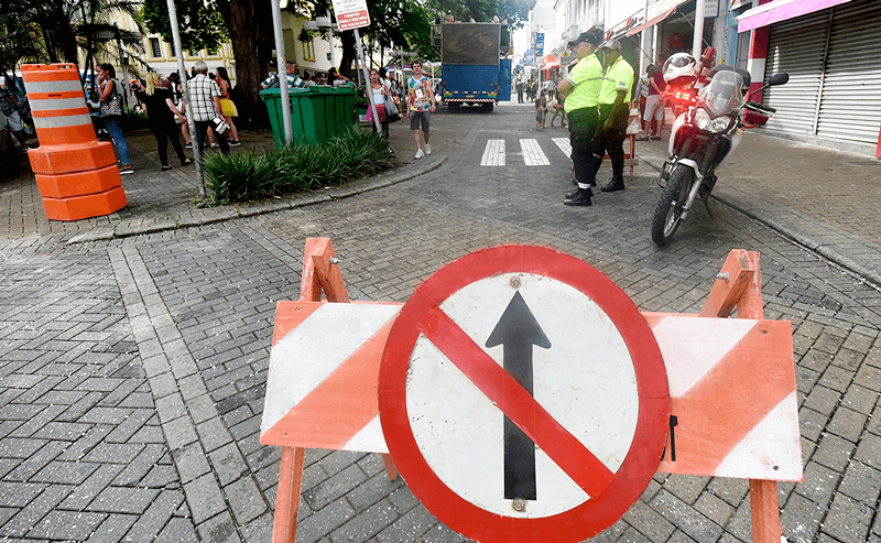 Rua com placa de proibida passagem